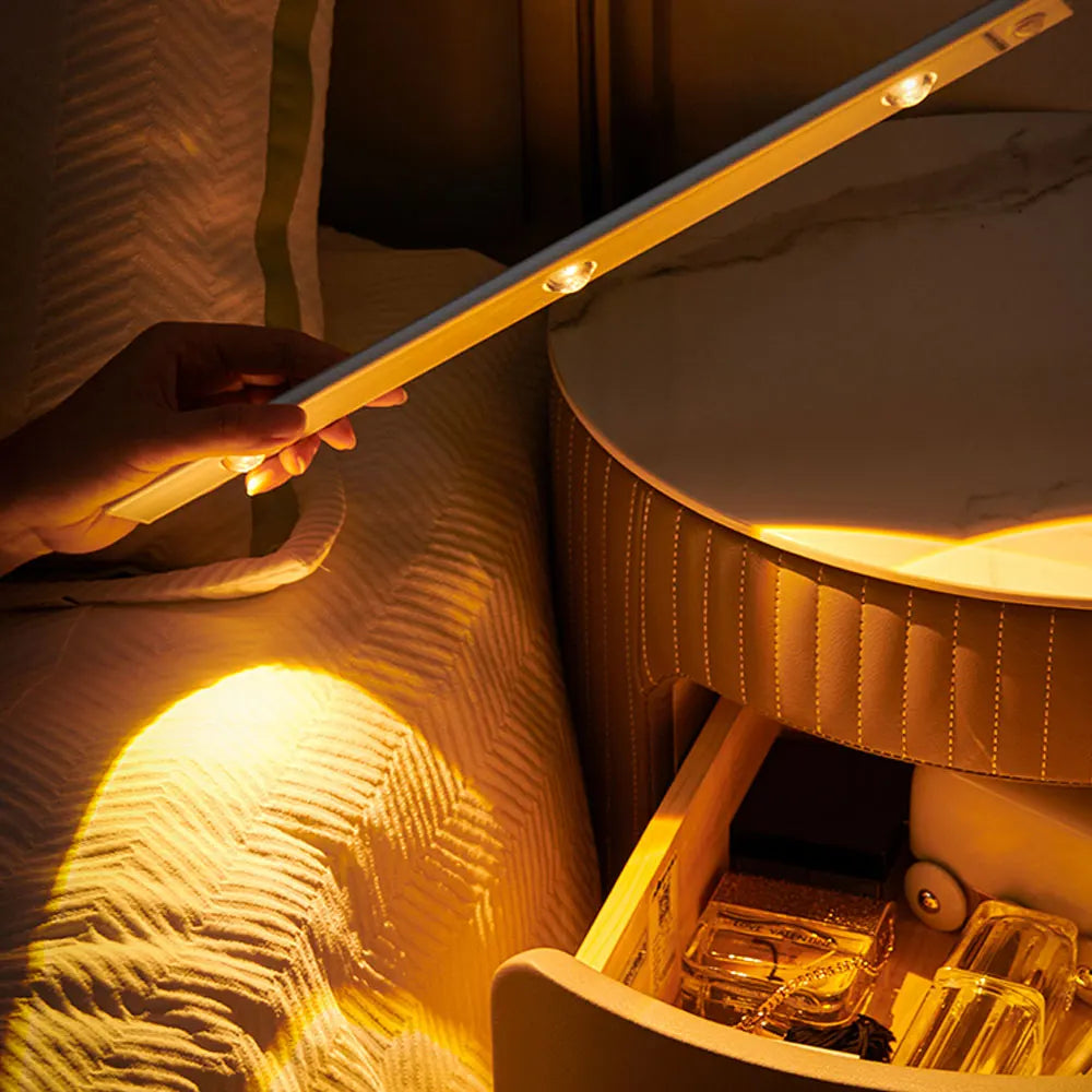 LED-Beleuchtung mit Bewegungssensor – Kabellose, ultradünne LED-Sensorlampe mit USB-Anschluss für Küchenschränke, Schlafzimmer und Kleiderschrank